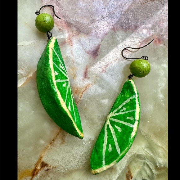 VINTAGE 1980s HAND PAINTED PAPER MACHE 3-D GREEN LIME SLICES DANGLE EARRINGS - Picture 2 of 5